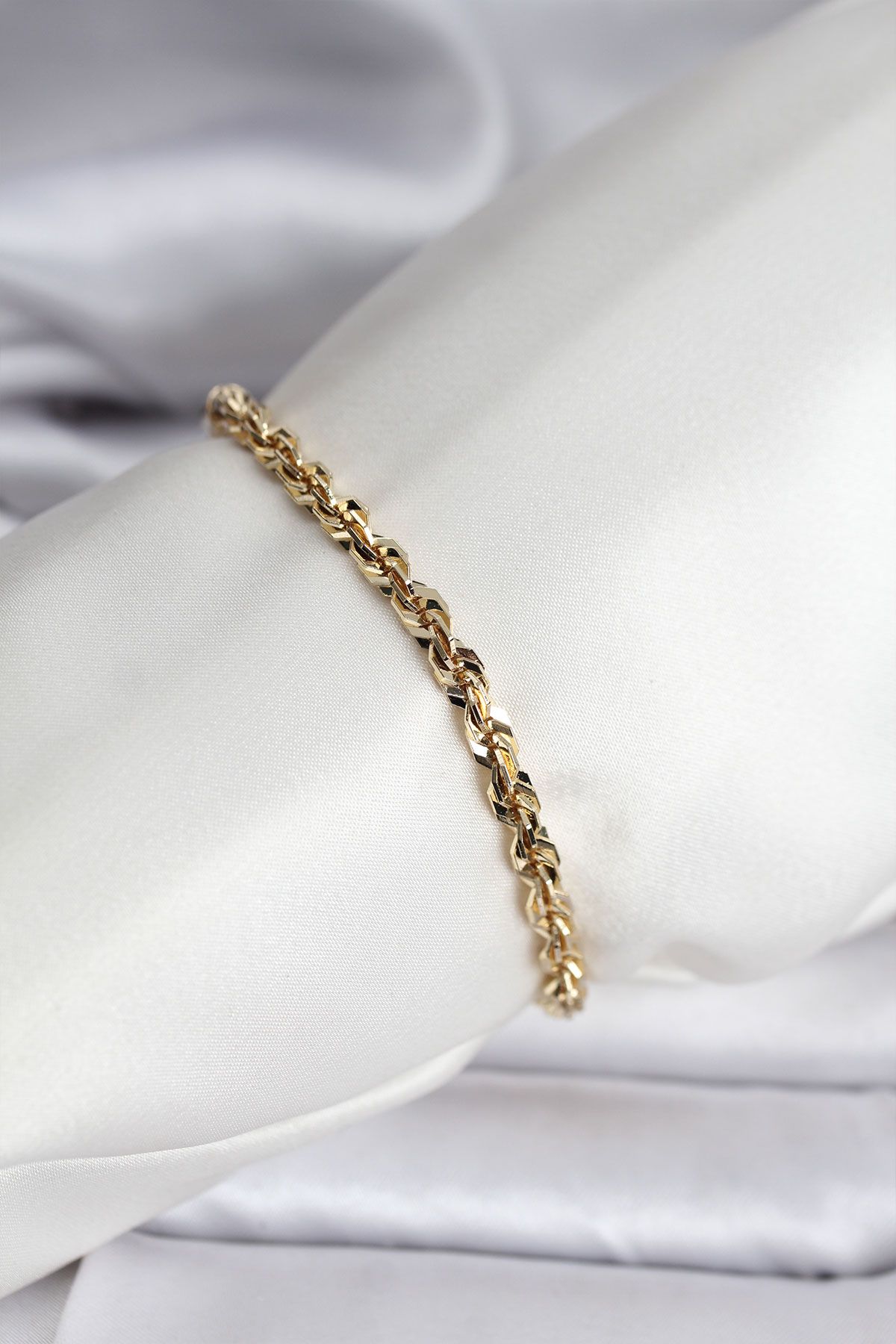 14K Gold Renk Kaplama Burgu Zincir Model CM Kadın Bileklik - TJ-BB8135