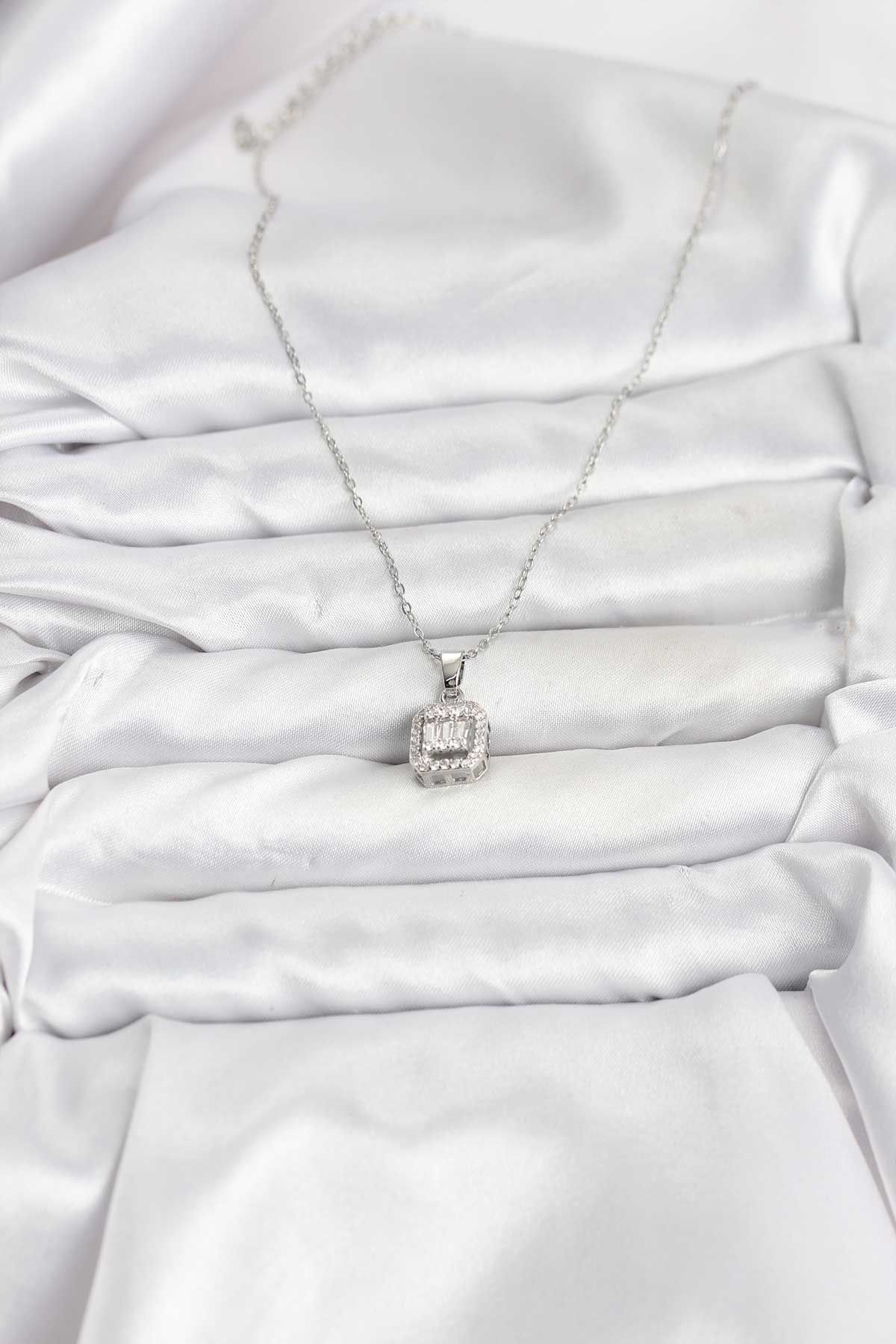 316L Çelik Zincir Gümüş Renk Baget Model Kadın Kolye - TJ-BKO10764