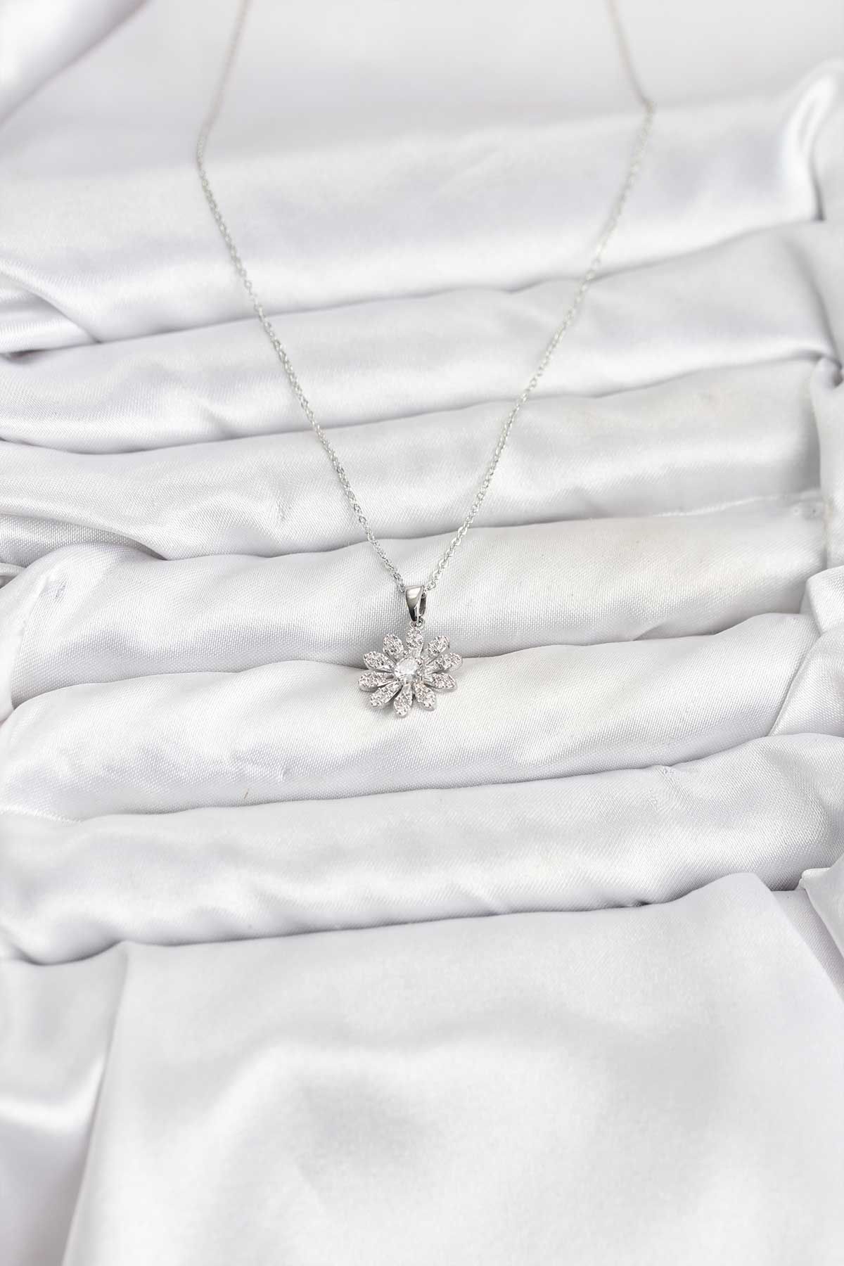 Pirinç Gümüş Renk Çiçek Model Kadın Kolye - TJ-BKO10806