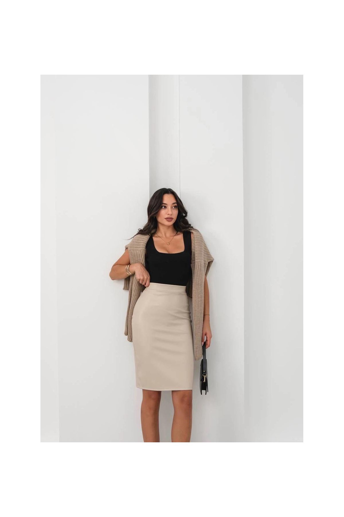 Arkadan yırtmaçlı kalem etek bej