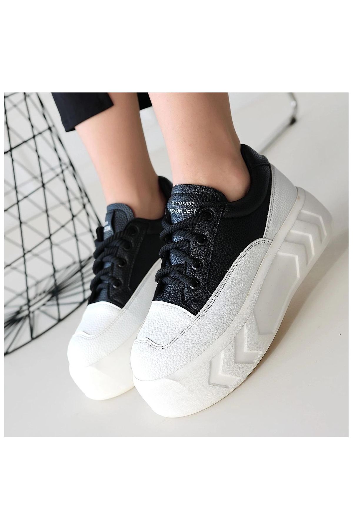 Emwa Siyah Cilt Bağcıklı Spor Ayakkabı