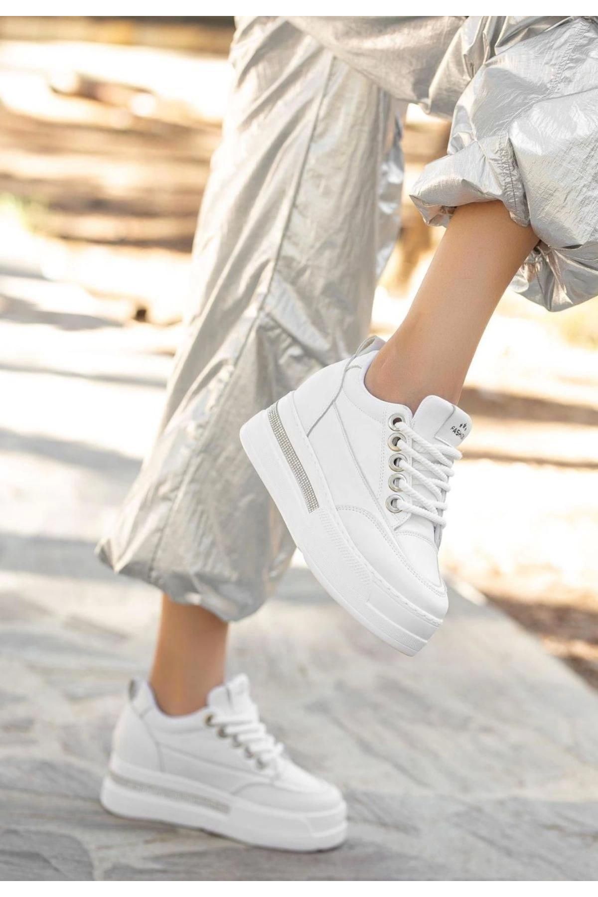 Lulu Beyaz Cilt Bağcıklı Spor Ayakkabı