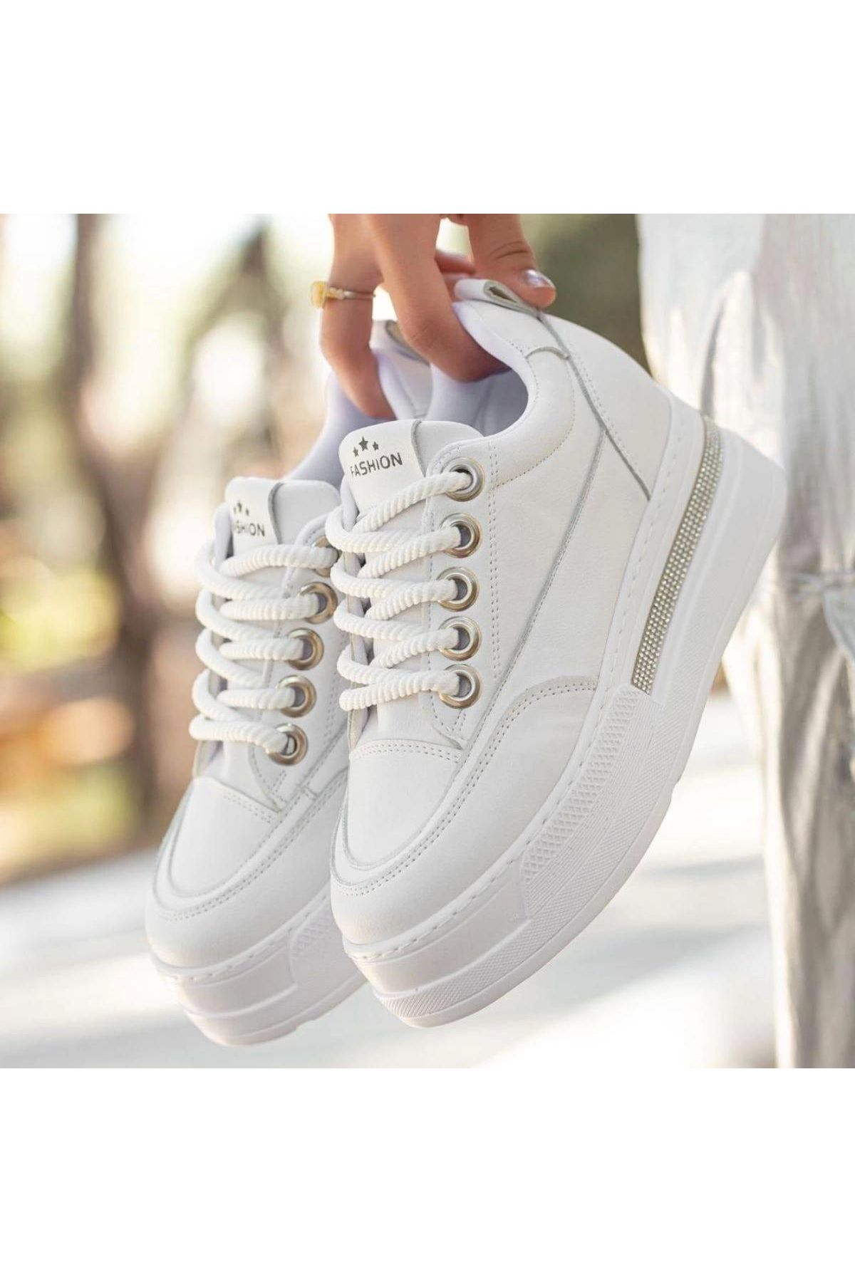 Lulu Beyaz Cilt Bağcıklı Spor Ayakkabı