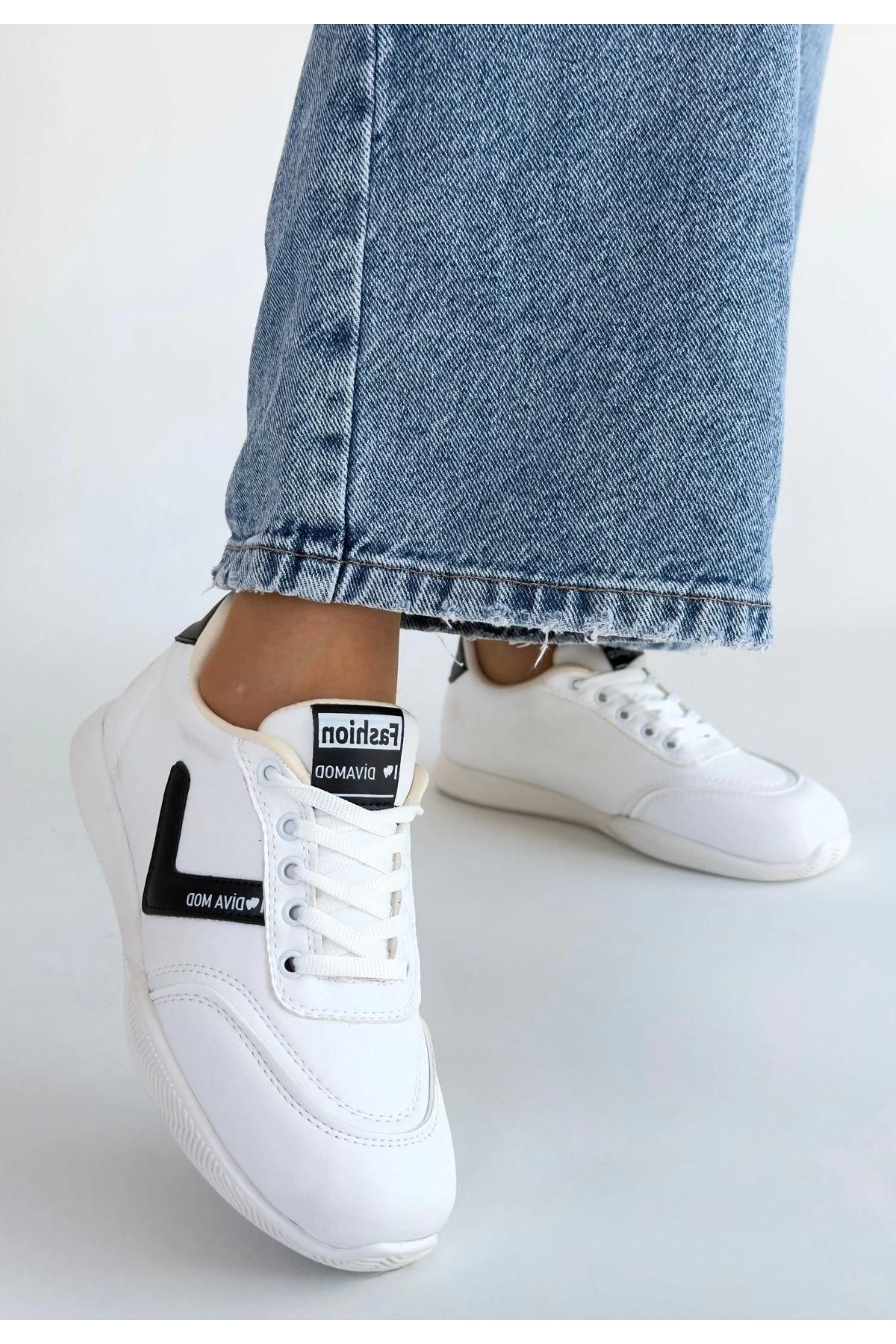 Jowen Beyaz Cilt Siyah Detaylı Bağcıklı Spor Ayakkabı