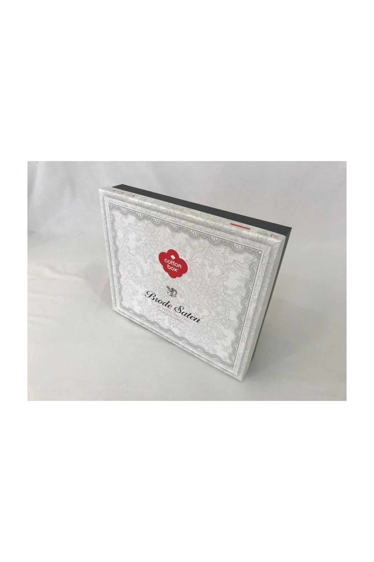 3D Nakışlı Çift Kişilik Saten Nevresim Takımı Perla Beyaz