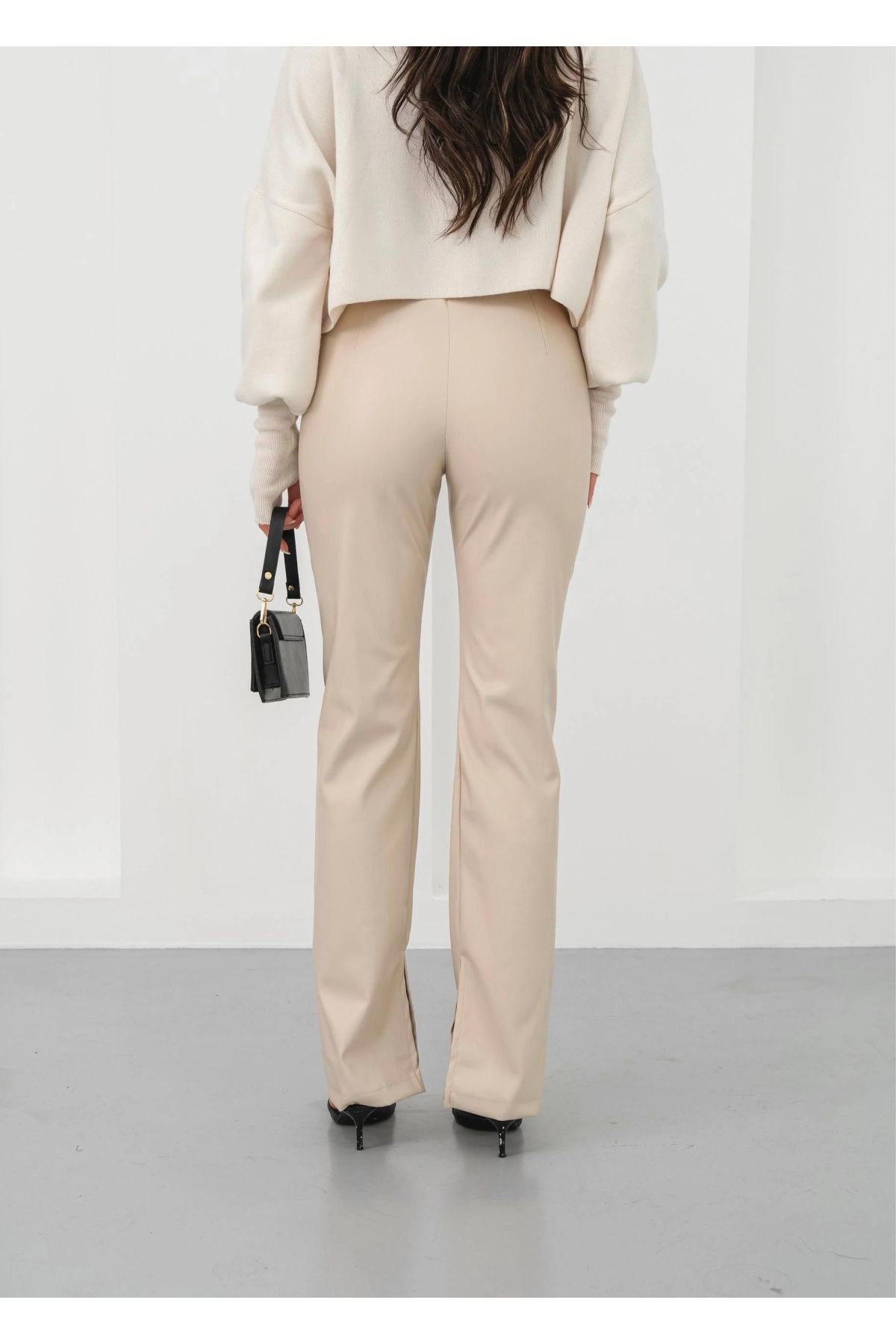 İspanyol yırtmaçlı paça deri pantolon bej hn