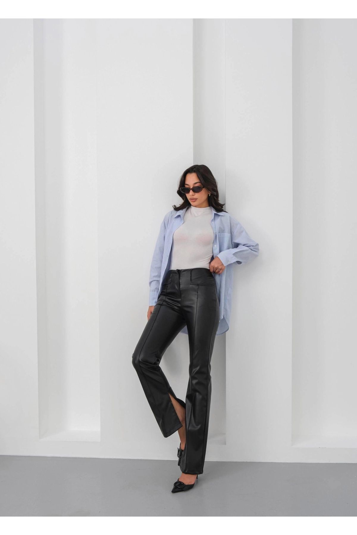 İspanyol yırtmaçlı paça deri pantolon siyah hn