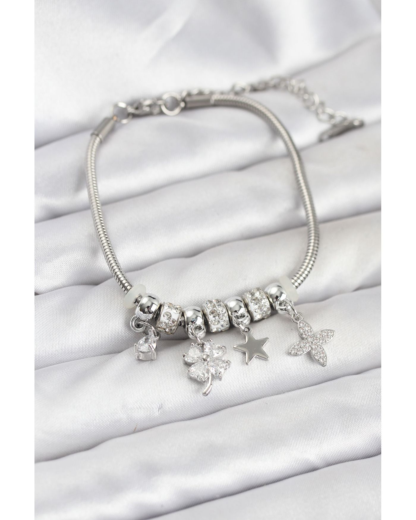 Gümüş Renk Pirinç Yonca Charmlı Kadın Bileklik - TJ-BB8202