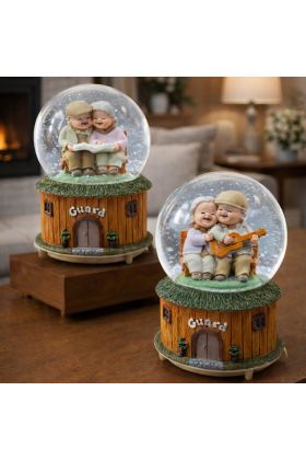 Mutlu Yaşlı Çiftler Tasarımlı Büyük Boy Püskürtmeli Kar Küresi