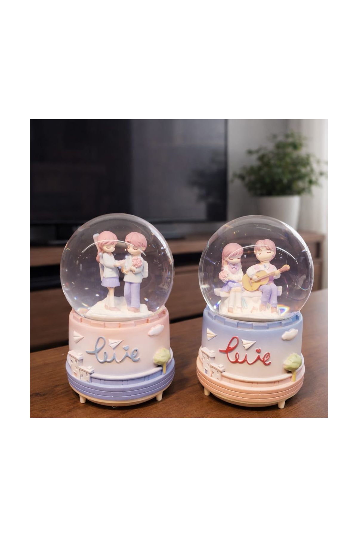 Orta Boy Mutlu Romantik Çiftler Kar Küresi