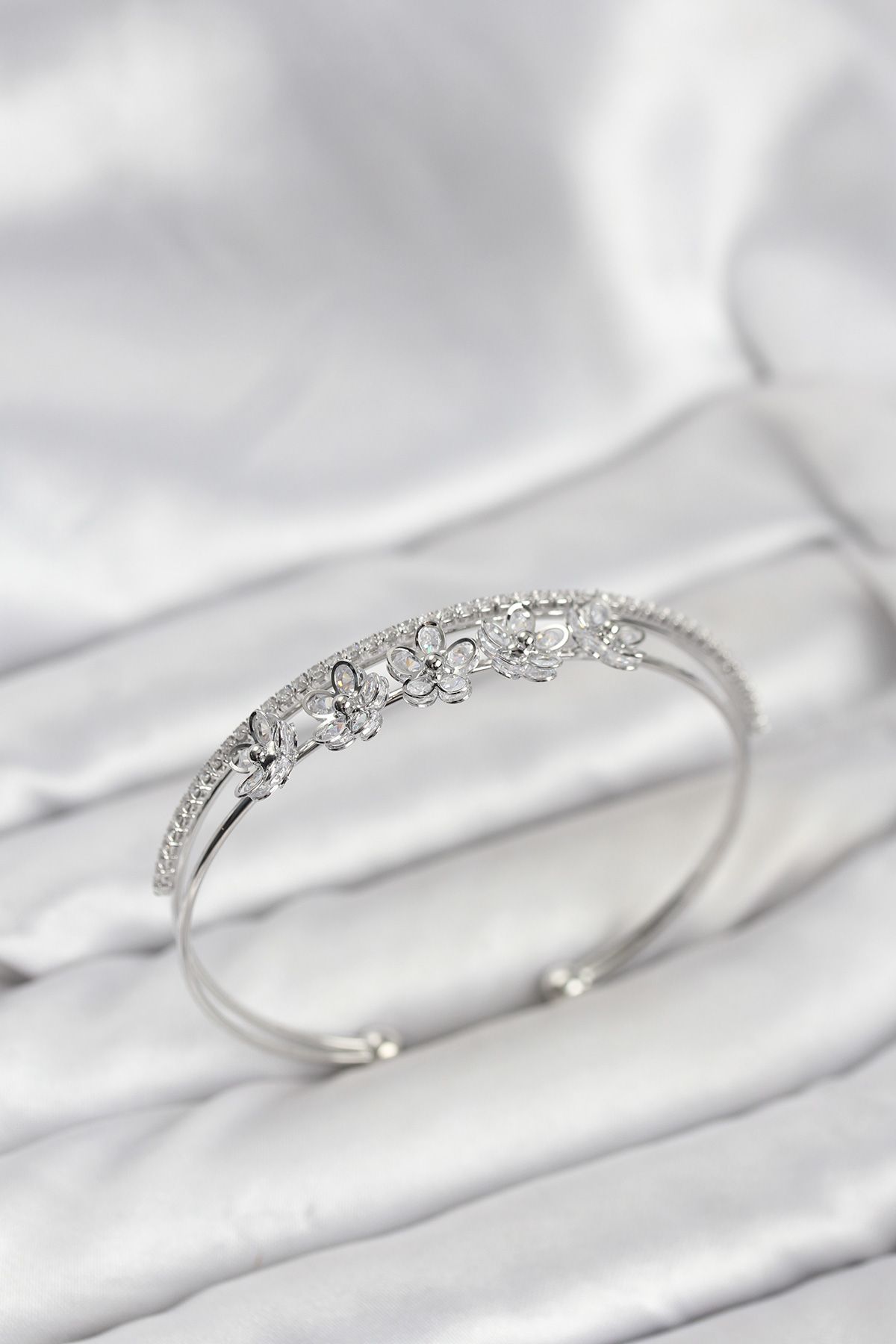 Çiçek Model Pirinç Gümüş Renk Kadın Bileklik - TJ-BB8252