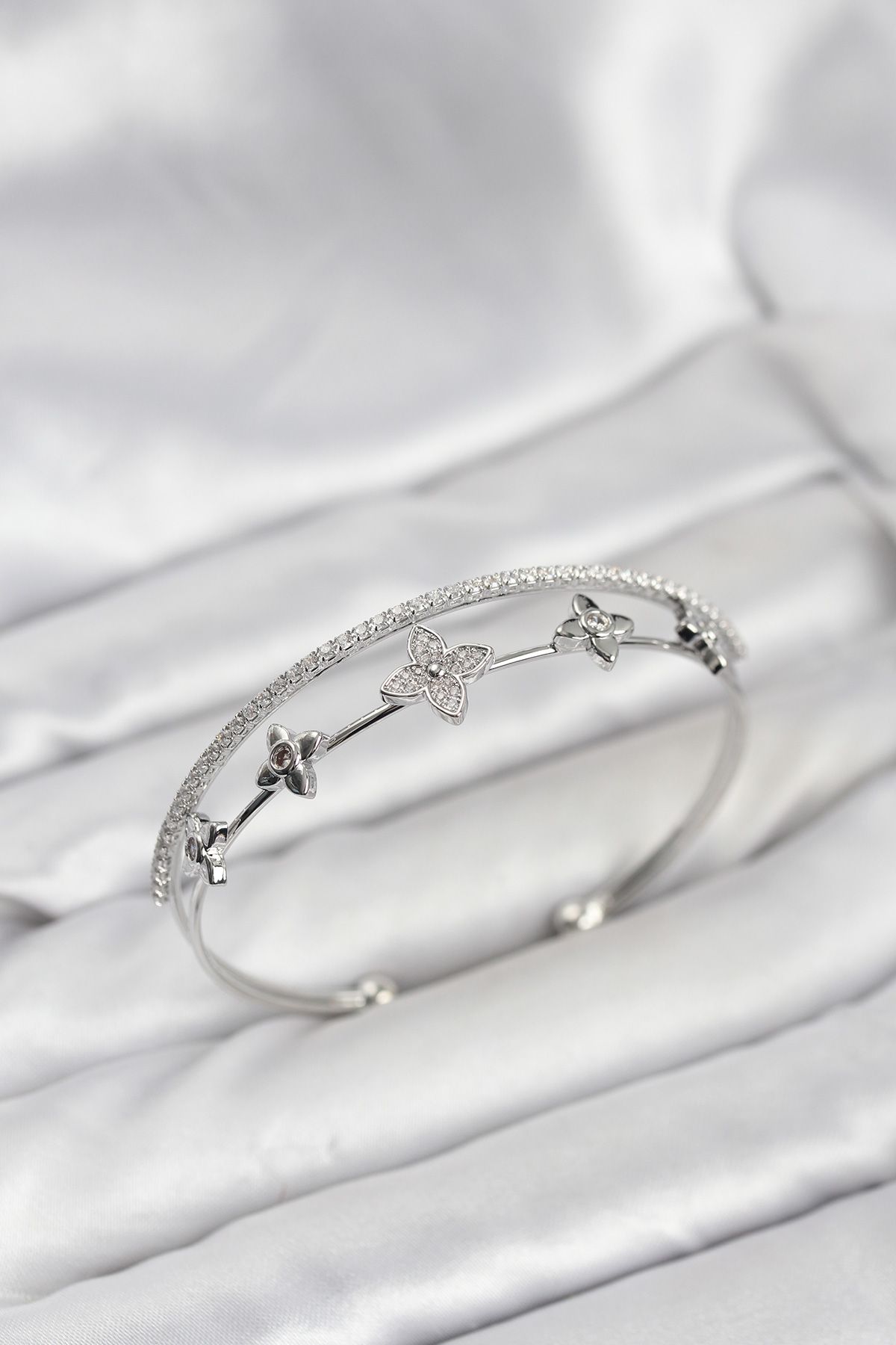 Pirinç Gümüş Renk Çiçek Model Kadın Bileklik - TJ-BB8254