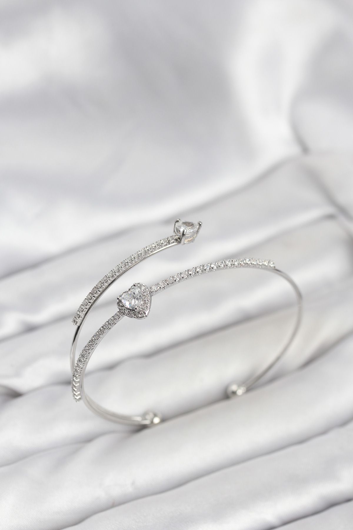 Kalp Model Pirinç Gümüş Renk Kadın Bileklik - TJ-BB8256