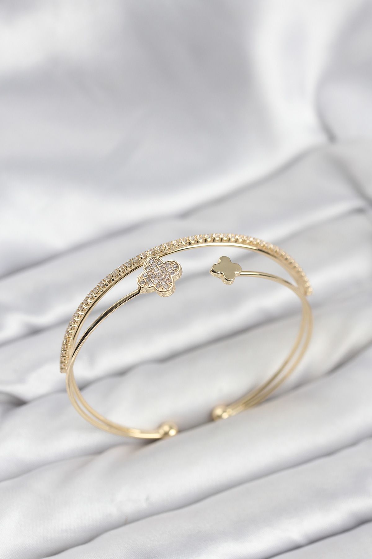 Yonca Model Pirinç Gold Renk Kadın Bileklik - TJ-BB8259