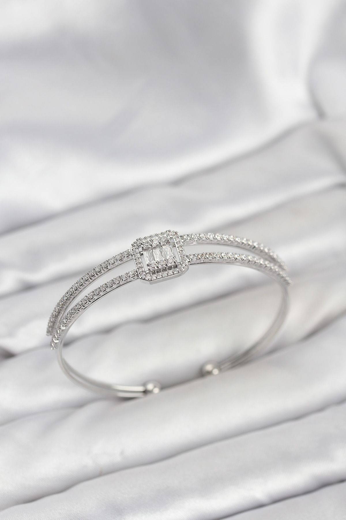 Pirinç Gümüş Renk Baget Model Kadın Bileklik - TJ-BB8264