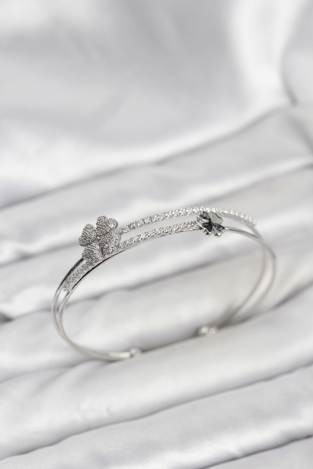 Pirinç Gümüş Renk Yonca Model Kadın Bileklik - TJ-BB8266