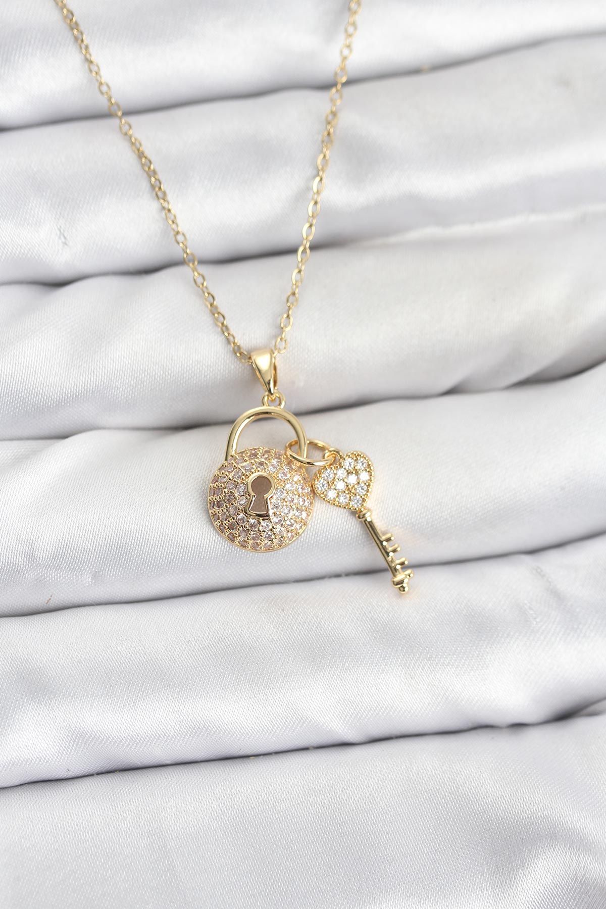 316L Çelik Zincir Gold Renk Kilit Anahtar Model Zirkon Taşlı Kadın Kolye - TJ-BKO10881