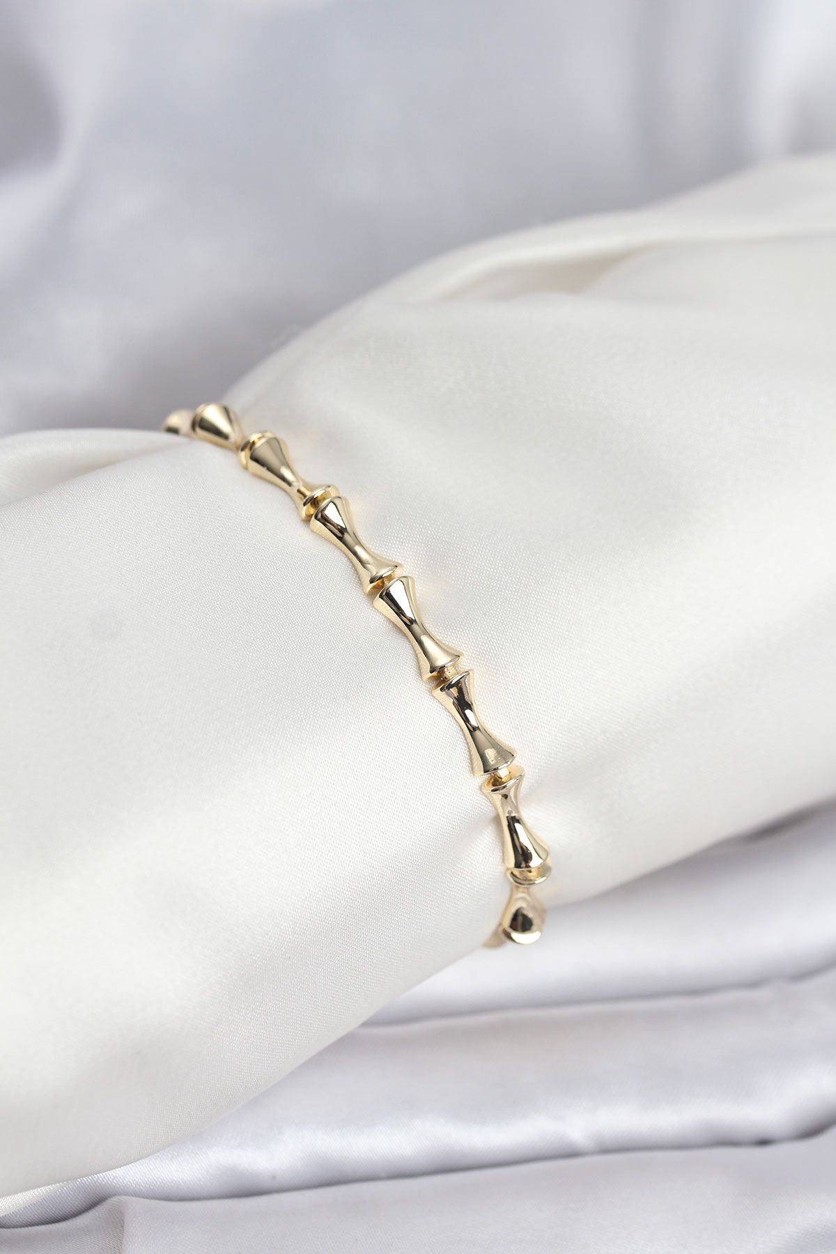 Pirinç Gold Renk VIP Seri Kemik Model Zirkon Taşlı Kadın Bileklik - TJ-BB8275