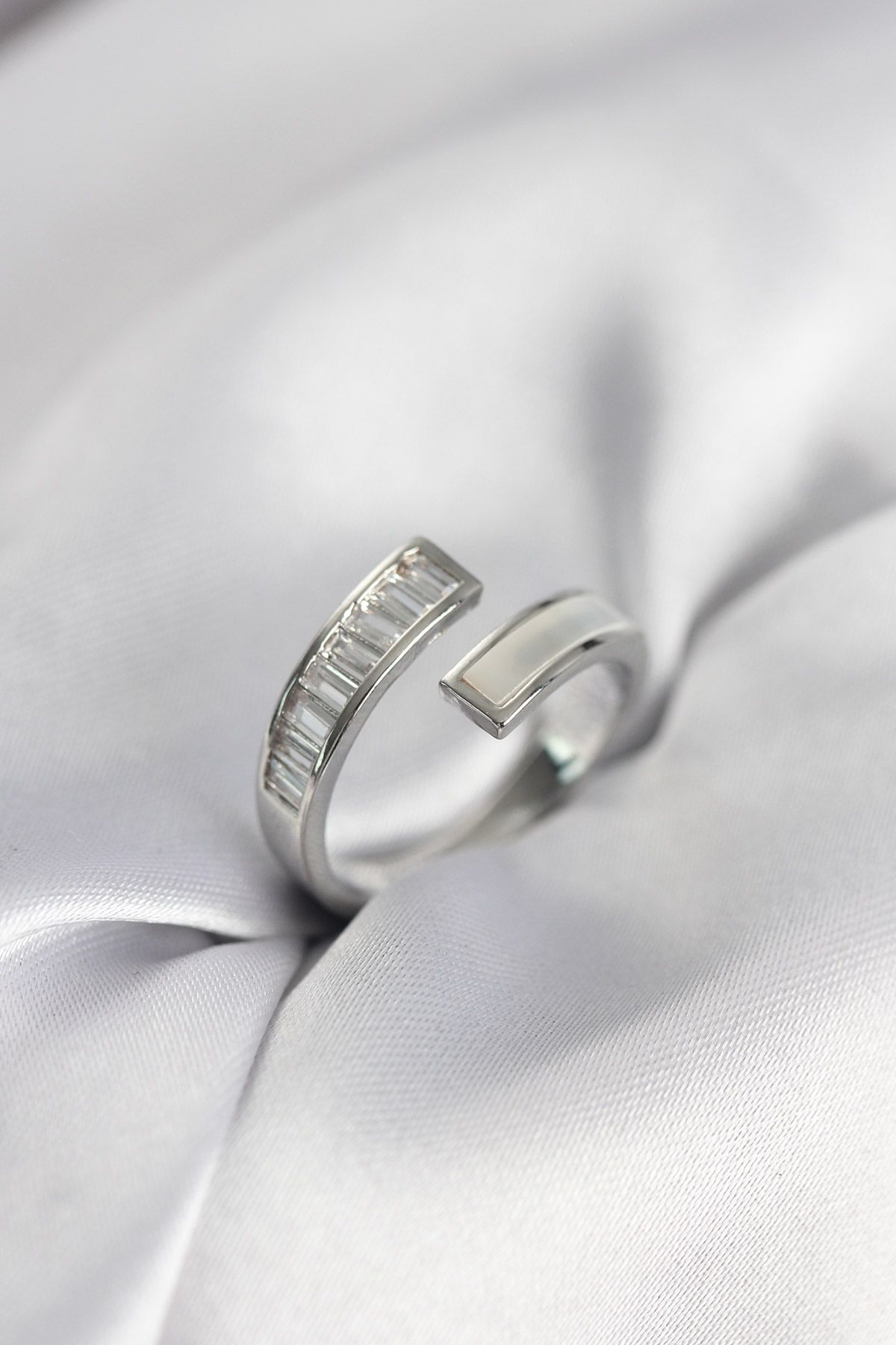 Gümüş Renk Sedefli Baget Zirkon Taşlı Kadın Yüzük - TJ-BYK3952