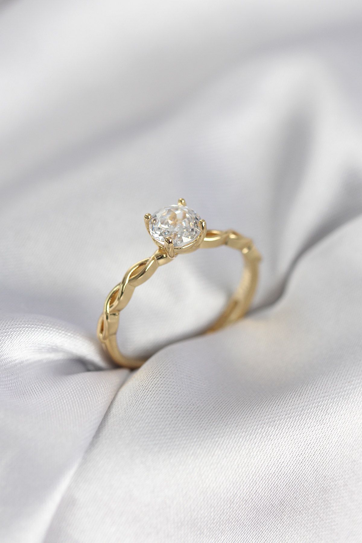 Gold Renk Sarmal Zincir Model Tek Taş Model Zirkon Taşlı Kadın Yüzük - TJ-BYK3975