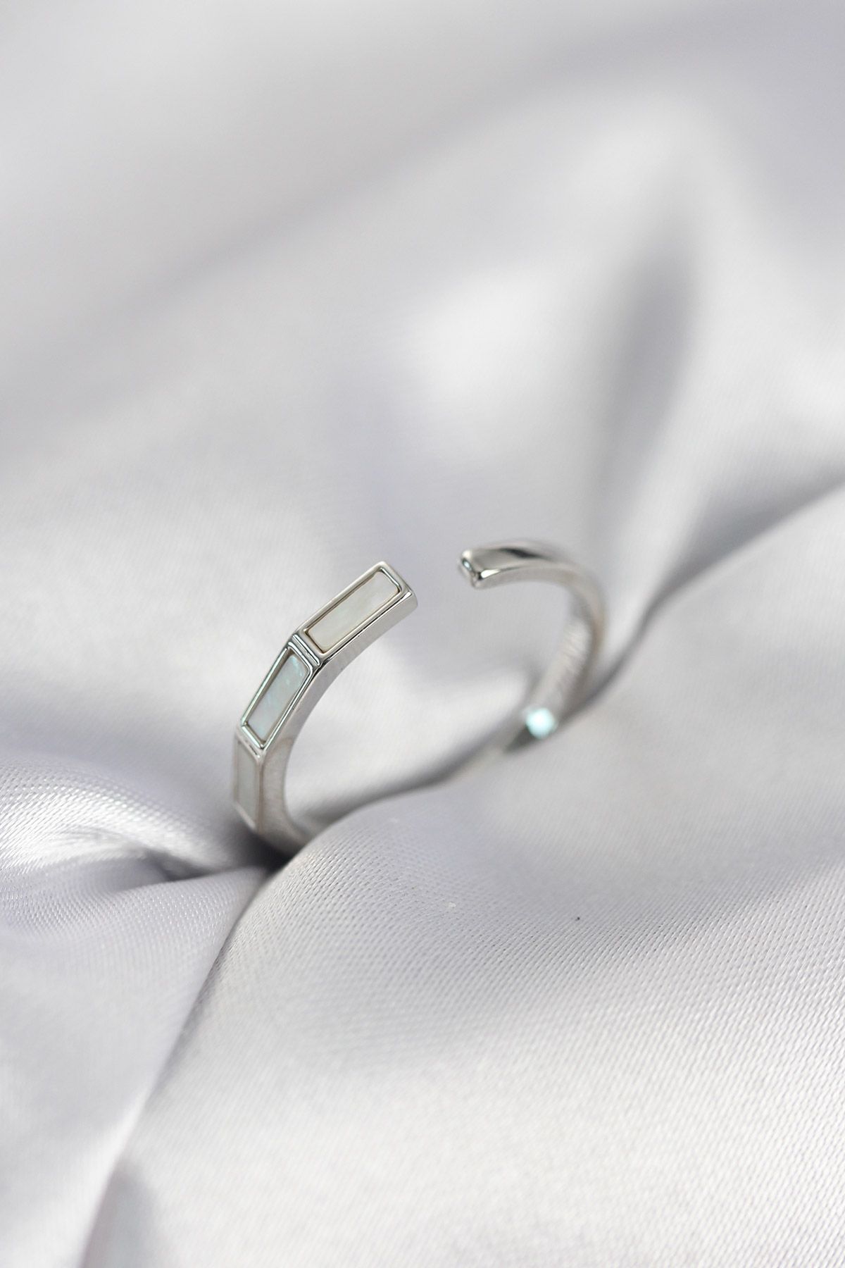 Gümüş Renk Sedefli Çubuk Model Kadın Yüzük - TJ-BYK4081